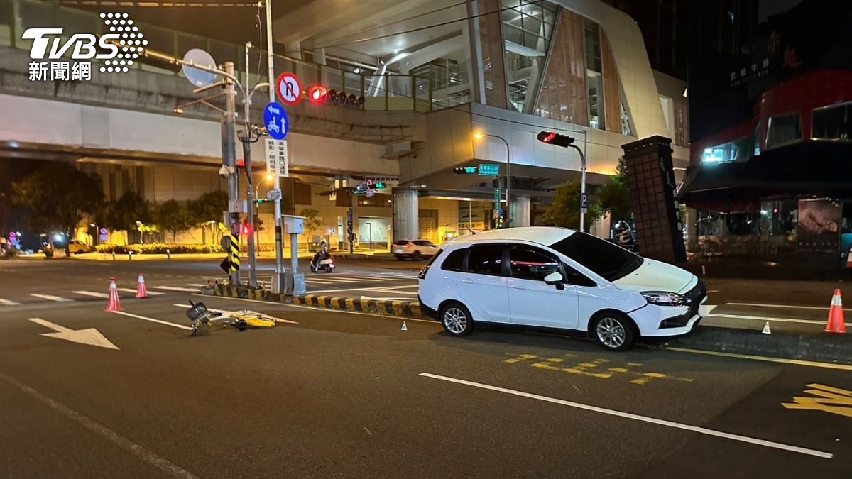 有片/台中死亡車禍!男騎Ubike疑「搶黃燈」 母目睹兒遭輾心碎