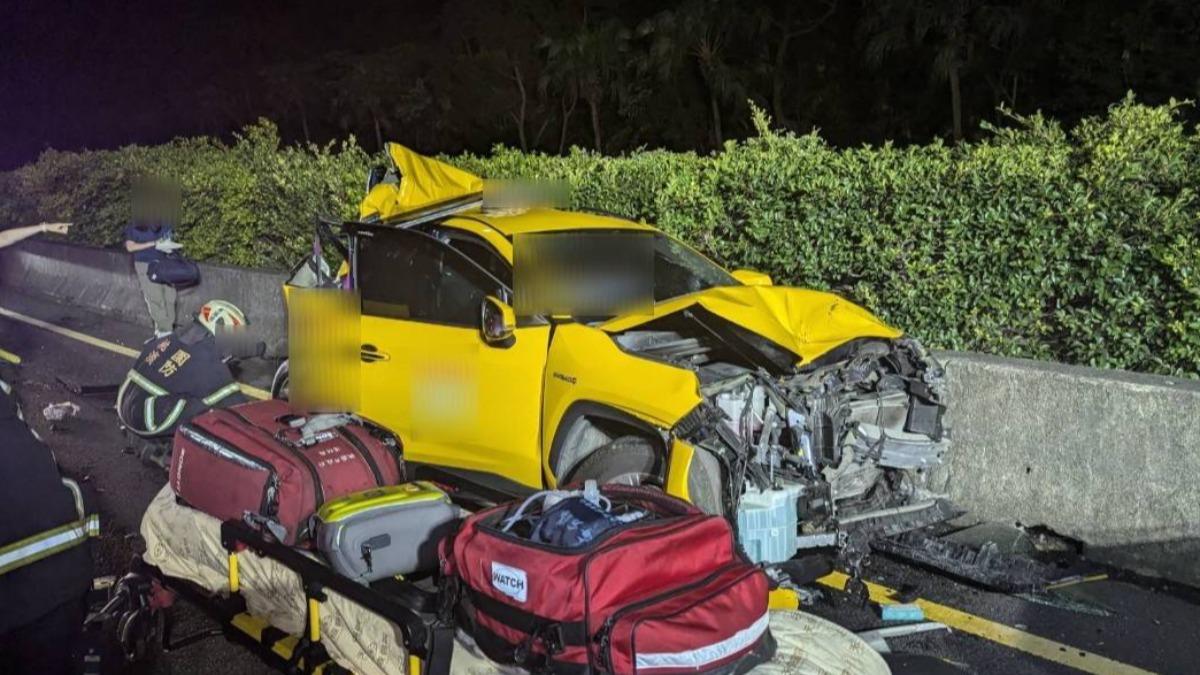 國1深夜8車連環撞!運將變換車道遭追撞 計程車慘變夾心餅乾