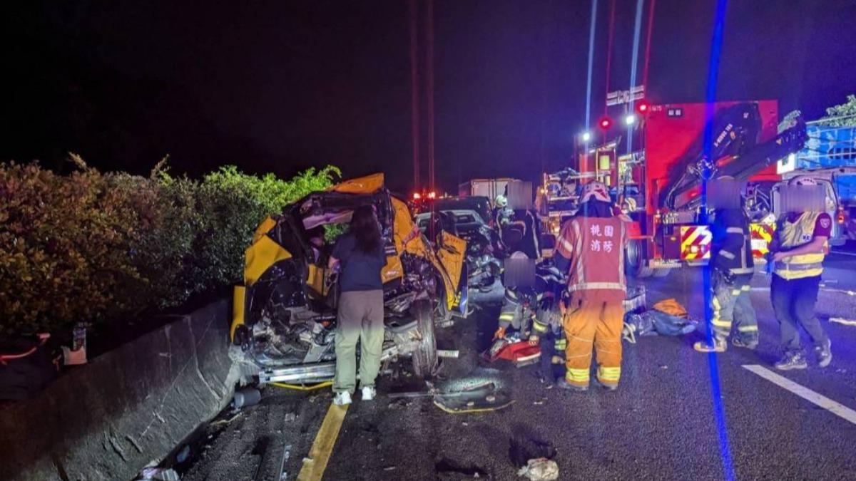 國1深夜8車連環撞，10人受傷急送醫。（圖／翻攝自記者爆料網）