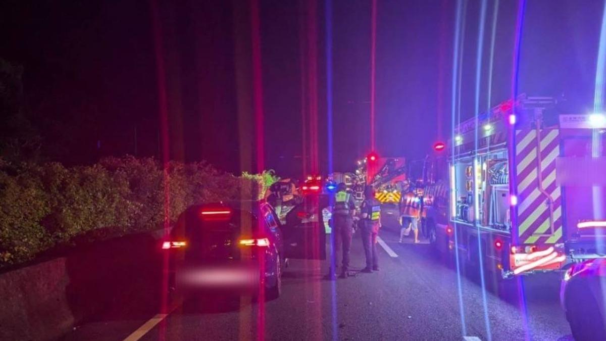 國1深夜8車連環撞，10人受傷急送醫。（圖／翻攝自記者爆料網）