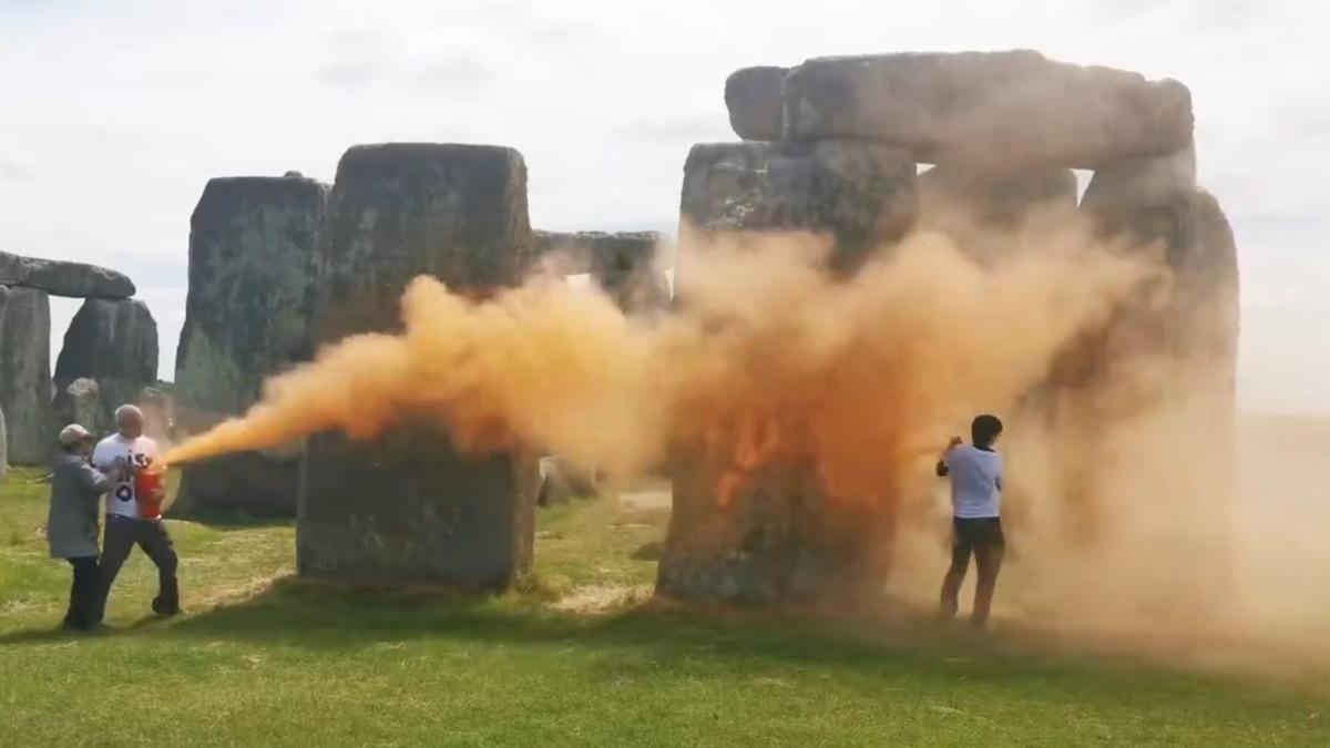 有片/英國巨石陣慘被「噴成一片橘黃」 2環團人士遭逮