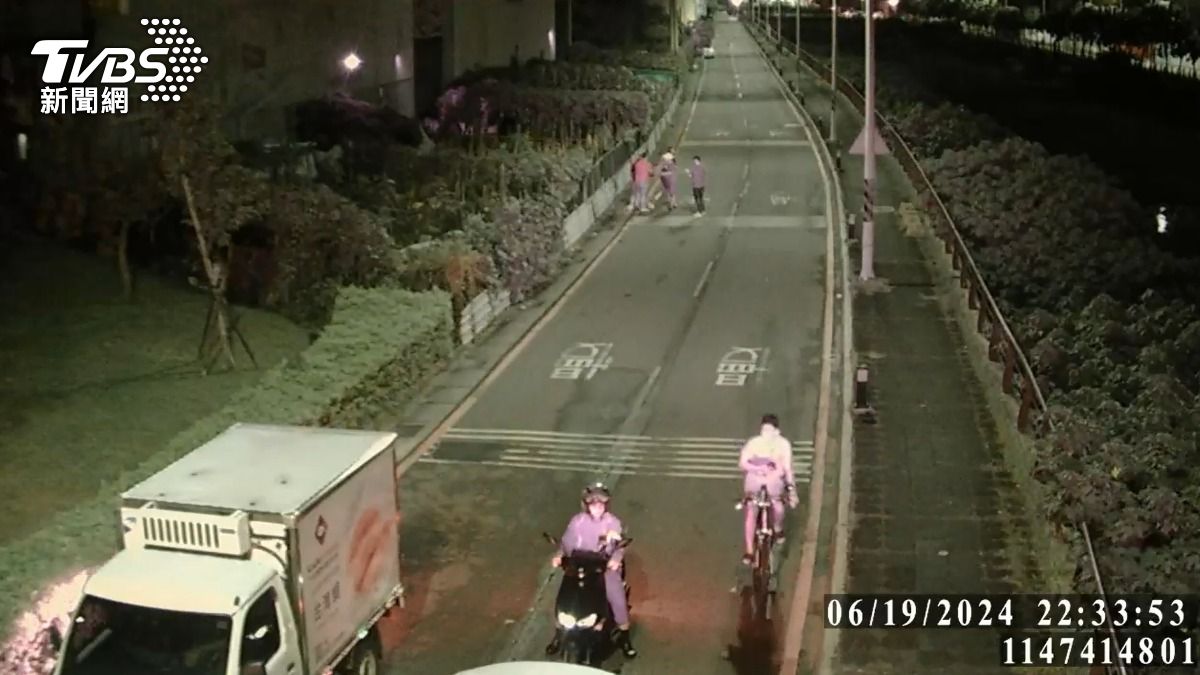 雙方在馬路上爆發衝突。(圖/TVBS)