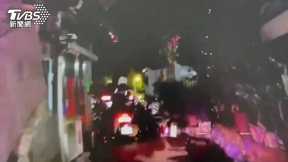 嫌犯意外駛入窄巷撞毀整排機車。(圖/TVBS)