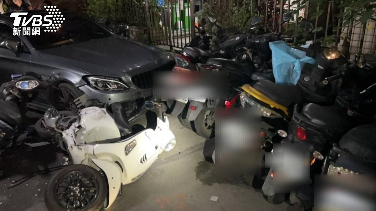 現場共波及13機車與1輛電動機車。(圖/TVBS)