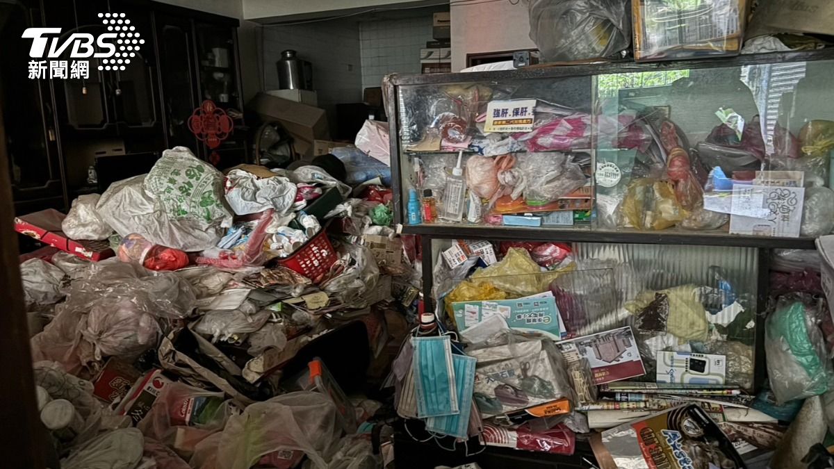 台南8旬夫妻急病!勇消見「垃圾屋」傻眼 吊掛患者耗時1.5hr