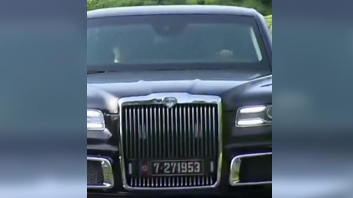 車牌7 27 1953,似乎指的是1953年7月27日《韓戰停戰協定》簽署日。(圖/翻攝自 X)