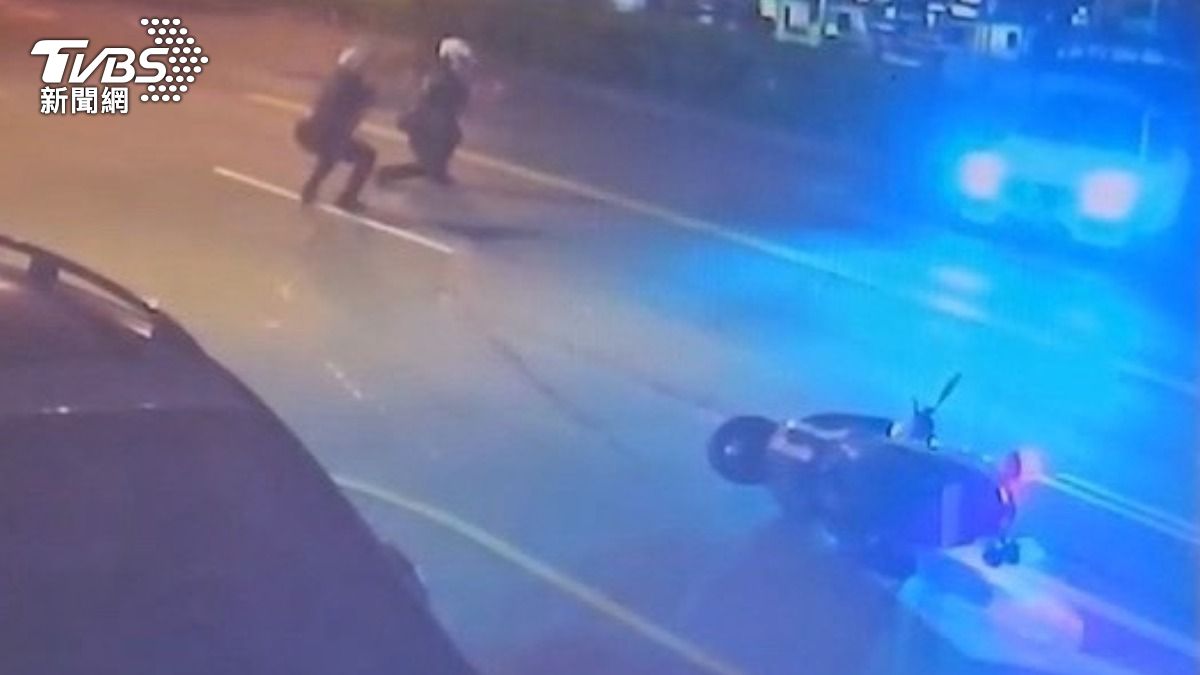 屏東賓士拒盤查秒倒車!警遭衝撞險被輾 連轟14槍攔不住