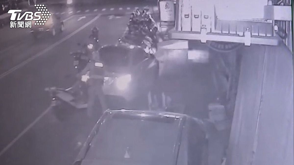 屏東一輛白色賓士拒檢竟倒車衝撞員警。(圖/TVBS)