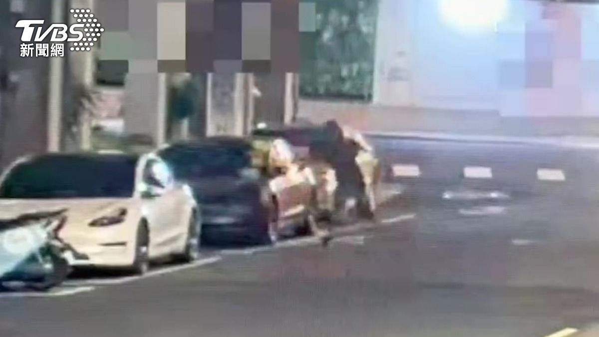 嫌犯針對路邊特斯拉潑漆後還拿球棒砸車。(圖/TVBS)