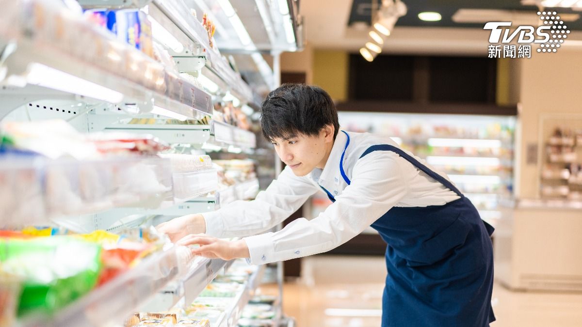 日本便利商店關門前大約1個小時,店員會開始從貨架上撤下即將過期的食物。(示意圖/達志影像shutterstock)
