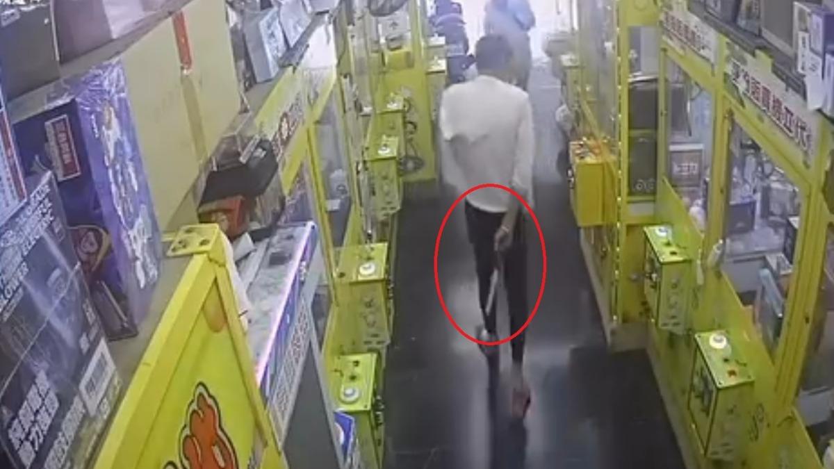 選物商店內被怪男搭訕 女台主調監視器赫見他「背後藏刀」嚇傻