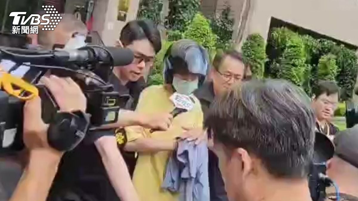朱姓經紀人控警方非法搜索壓制害他受傷。(圖/TVBS)