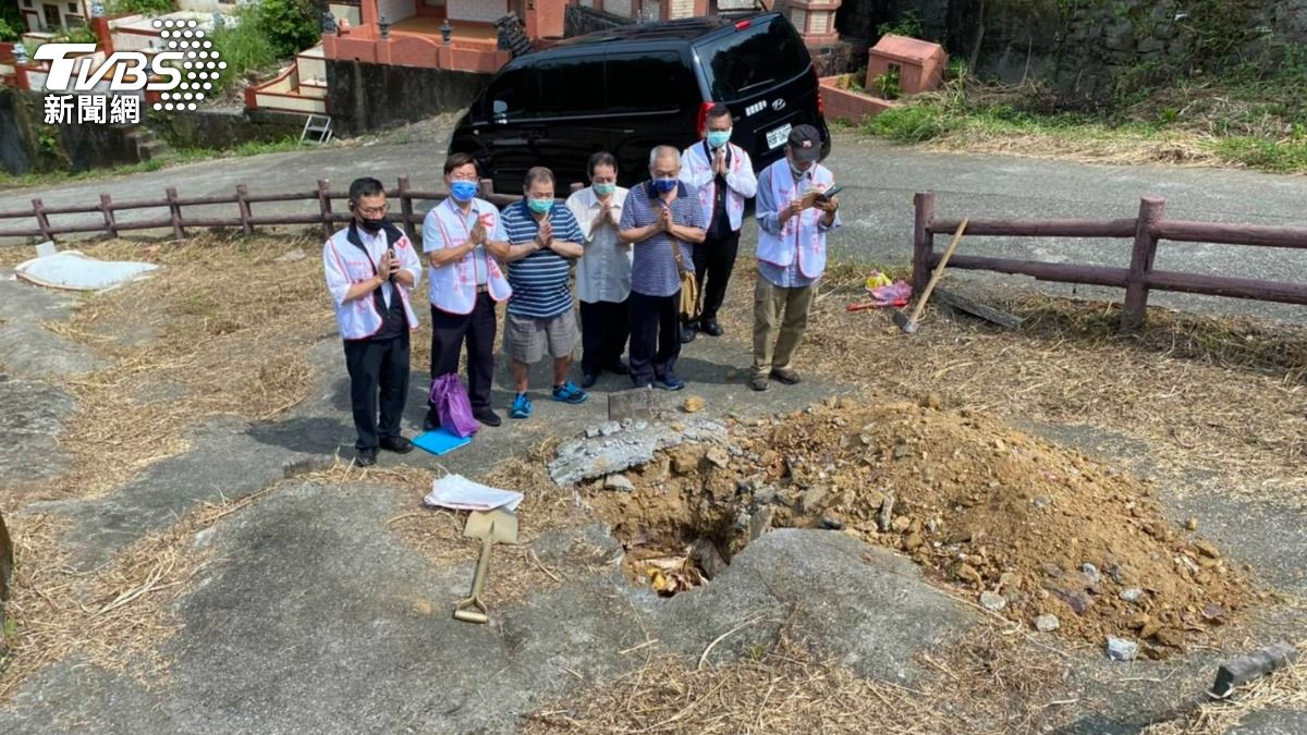 善願協會團隊東奔西走,幫助弱勢家庭中的逝世者或是無名屍辦理後事。(圖/善願協會提供)