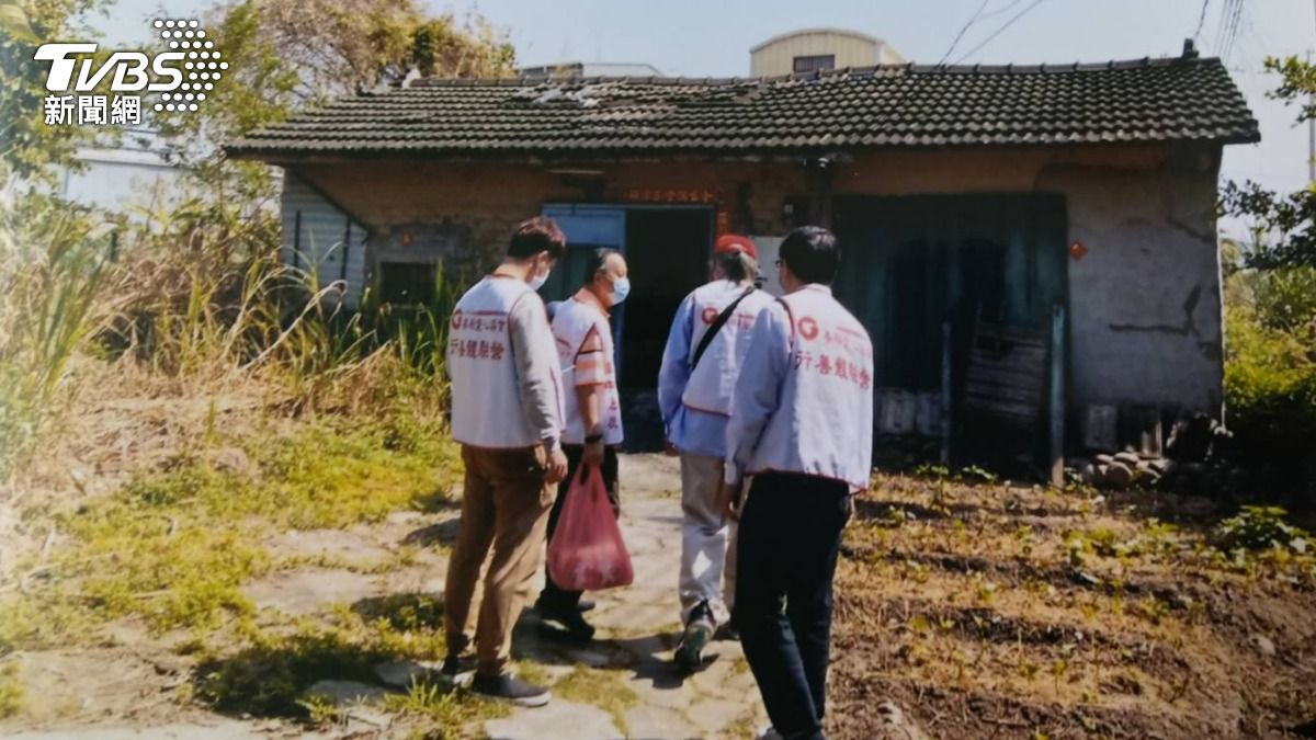 除了免費殯葬服務之外,善願協會也會帶著物資拜訪弱勢、清寒家庭。(圖/善願協會提供)