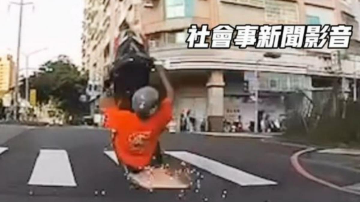 耍帥翻車?高雄猴狂催油門「翹孤輪」 下秒重摔痛到躺路中