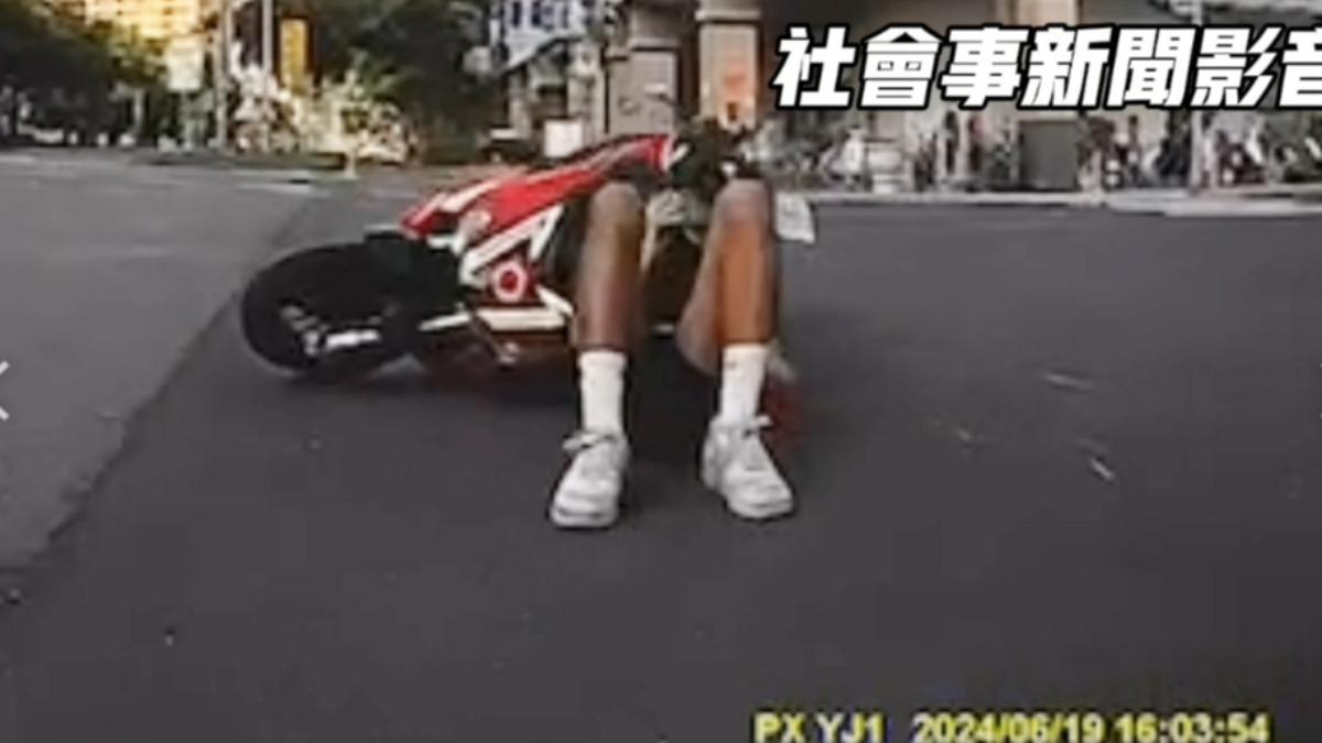 騎士痛到躺在路面無法動彈。(翻攝自社會事新聞影音)