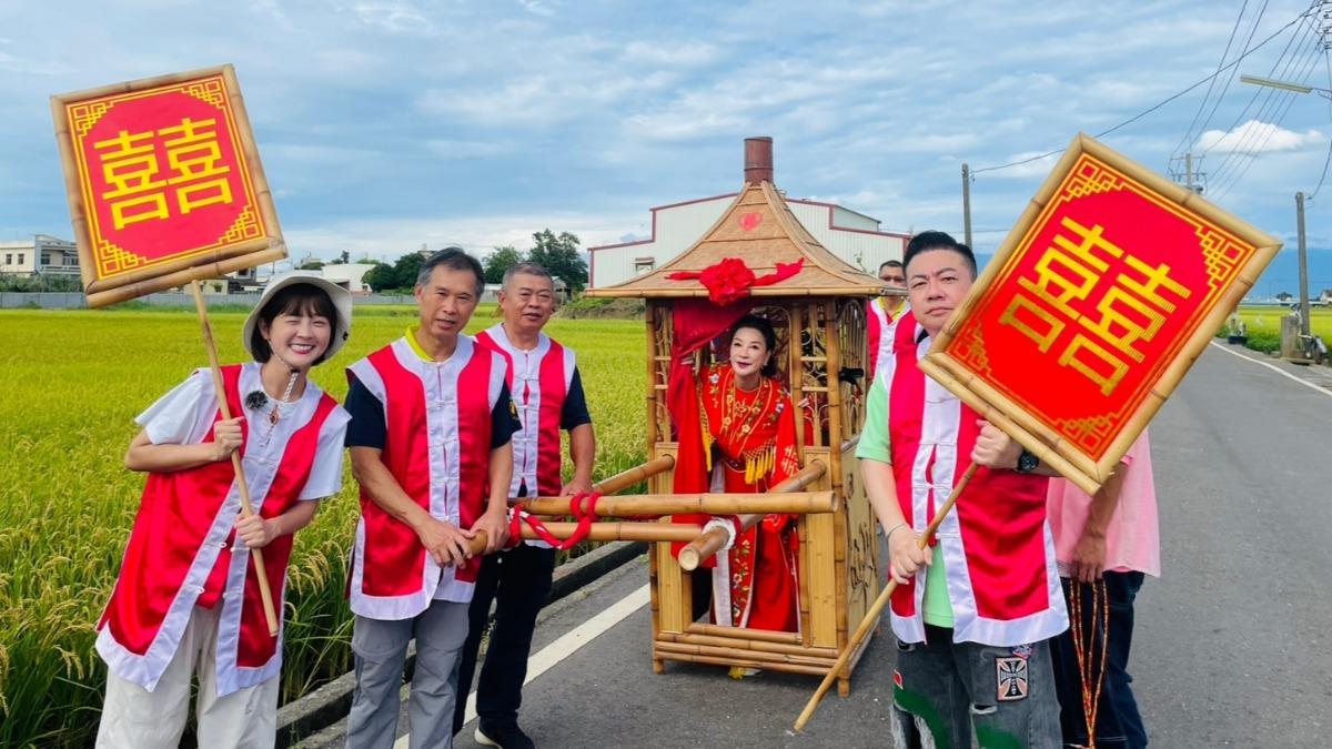 楊繡惠坐上轎子。(圖/民視提供)