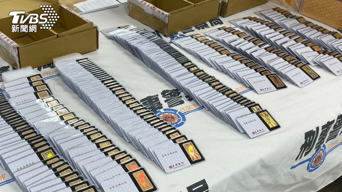 警方在嫌犯家中查獲大量金條。(圖/TVBS)
