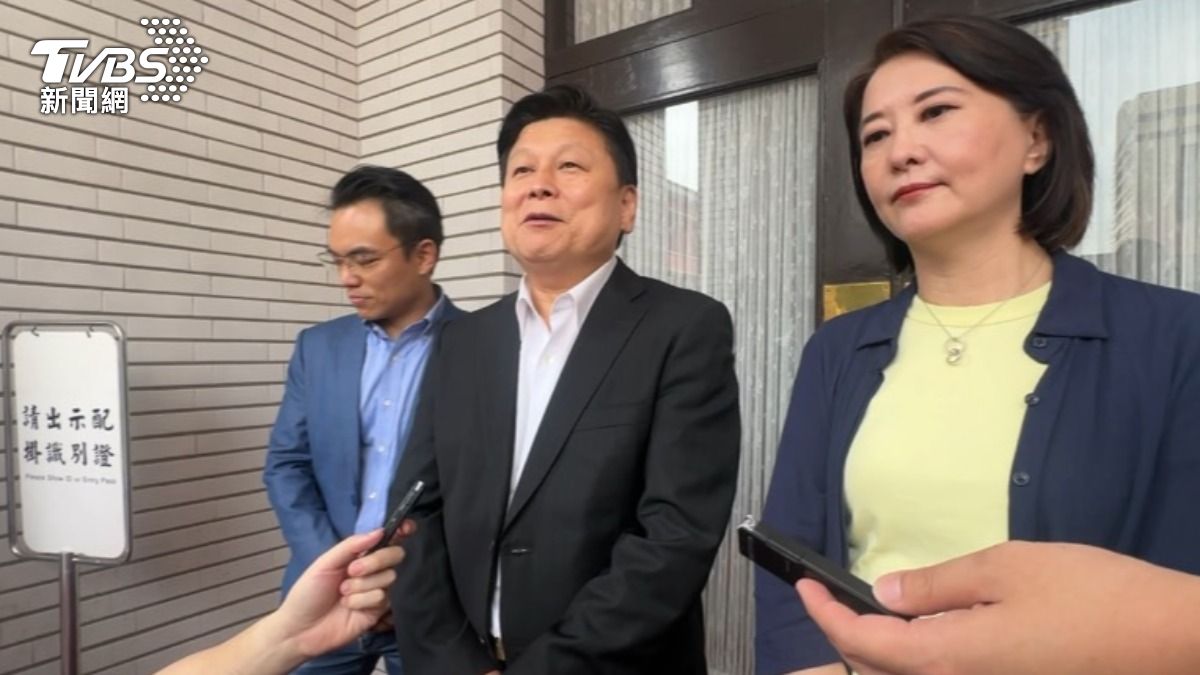 藍委夜宿議場 傅崐萁喊話柯建銘:男子漢有簽字、就照走