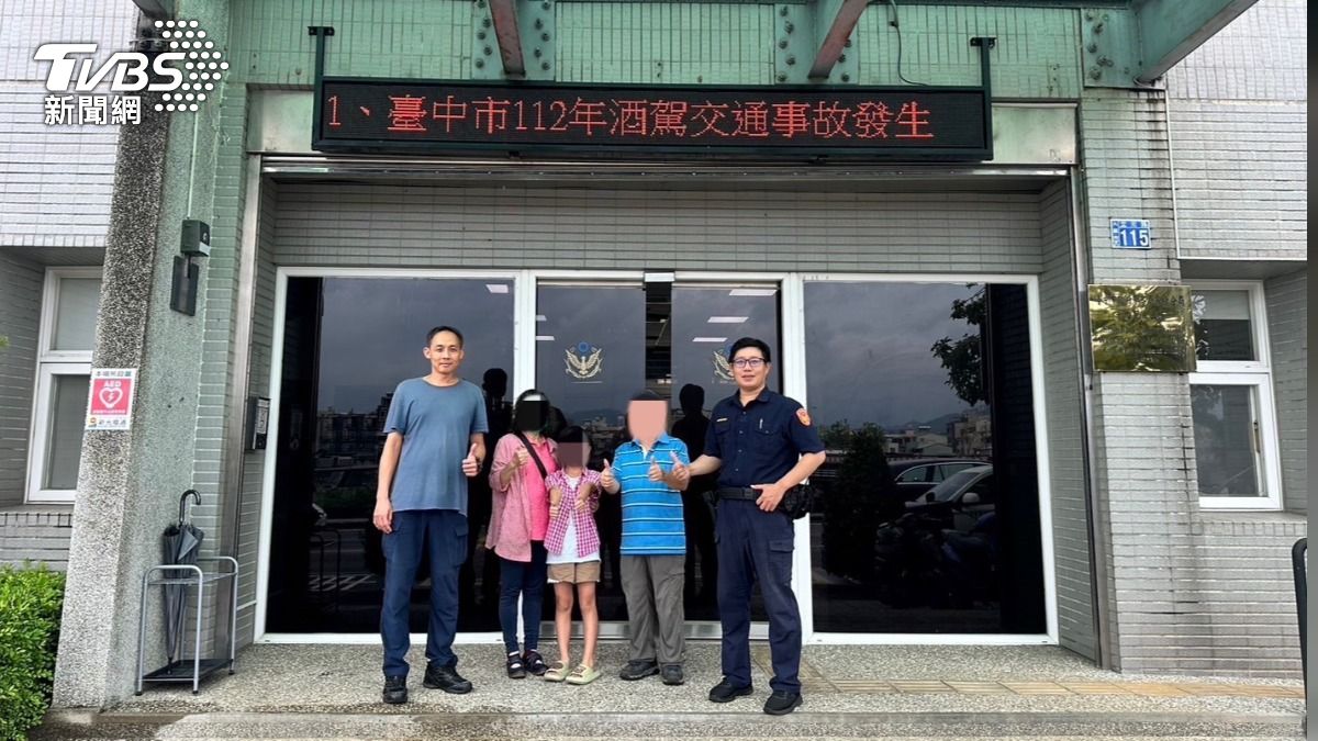 彭男也戴著女童特地到十九甲派出所感謝。(圖/TVBS)