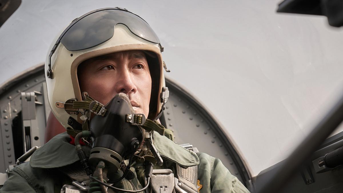 河正宇被讚「地表最強副機長」。（圖／索尼影業提供）