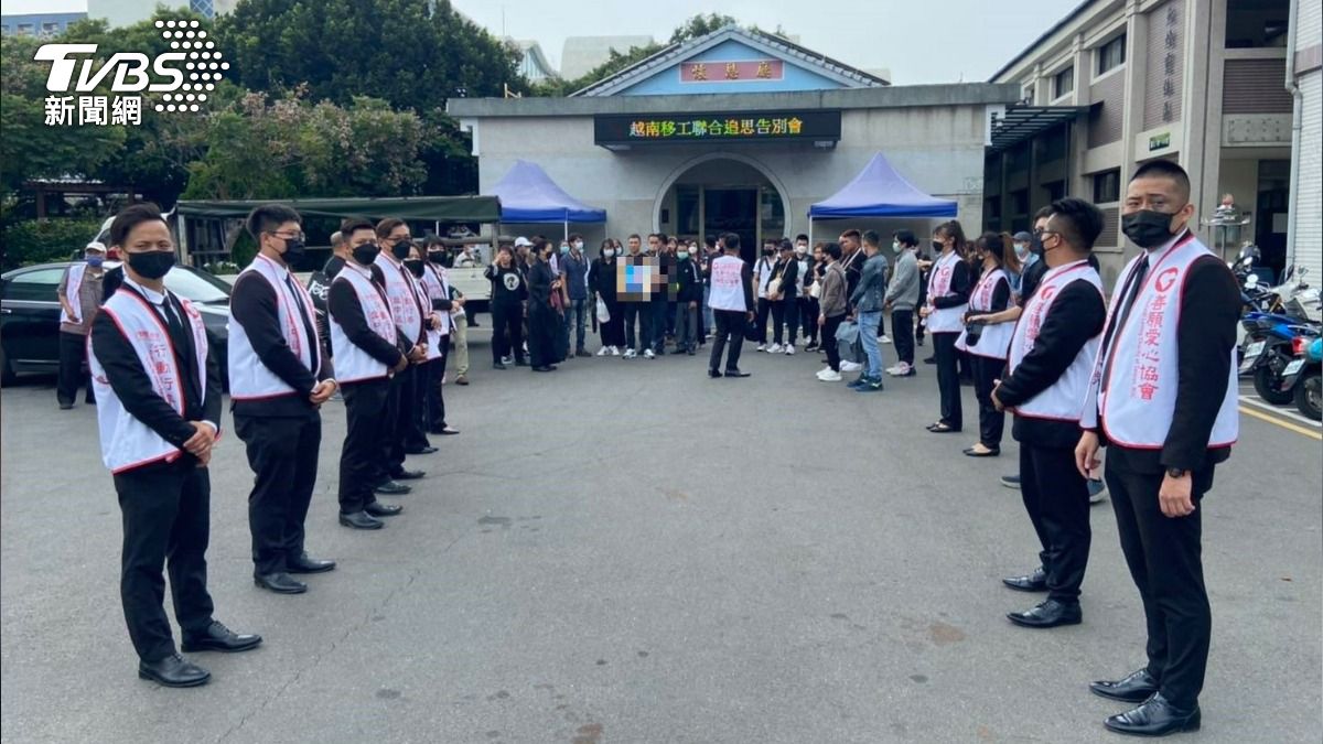善願協會幫助9名不幸罹難的越南籍偷渡客舉辦聯合告別式。(圖/善願協會提供)