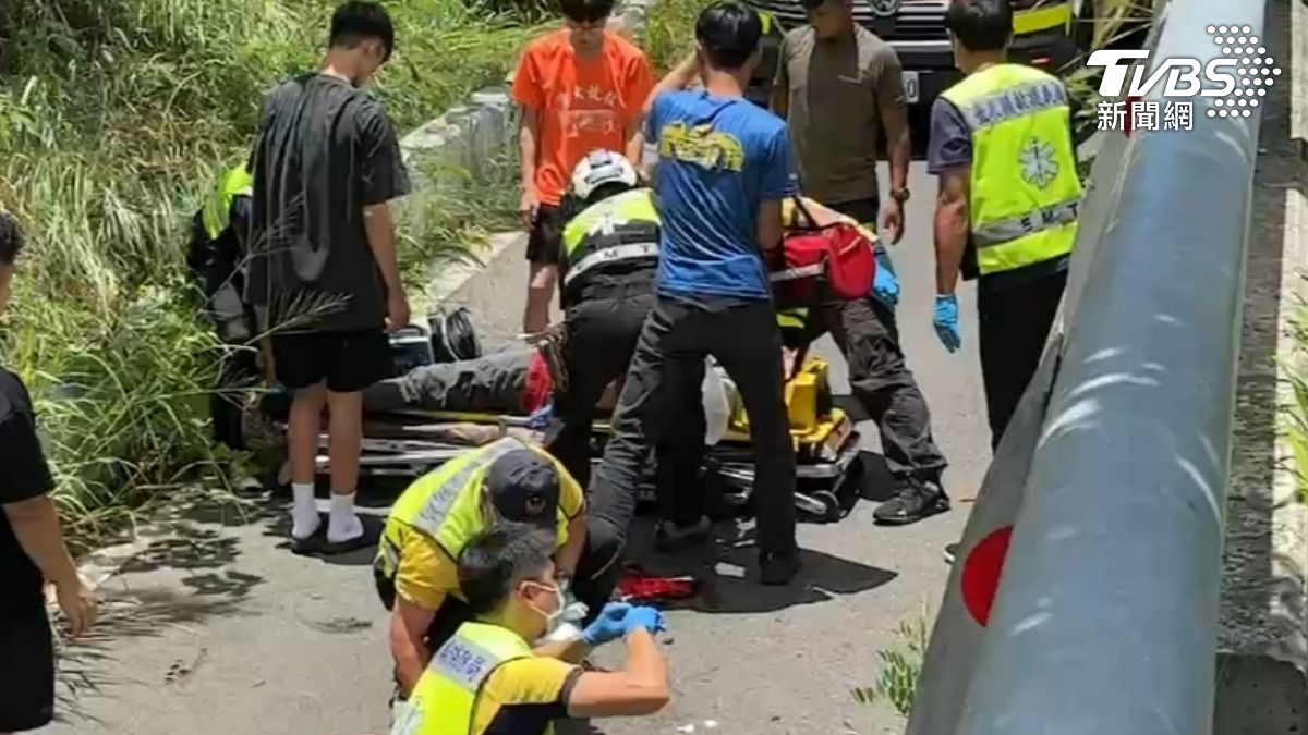台東警噴飛墜入高度落差約1公尺的產業道路下,當場沒了呼吸心跳。(圖/TVBS)