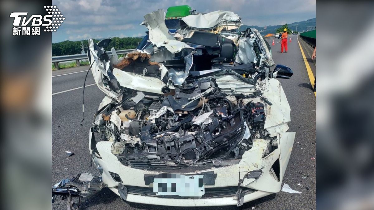 自動駕駛出包？國道3號轎車追撞緩撞車　「車頭撕裂」慘況曝