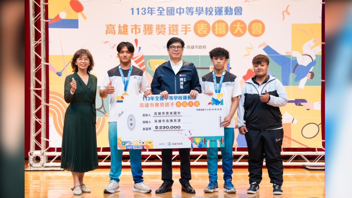 陳其邁致詞時宣布明年獎勵金將加倍，金牌從現在的2萬元提升到4萬元，銀牌也同樣加碼。（圖／ＴＶＢＳ）