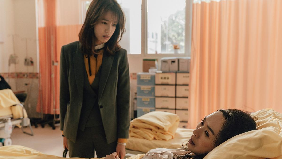 王靜瑩(右)扮演難搞公主媽,讓女兒陳庭妮(左)煩惱不已。(圖/逆光電影股份有限公司提供)