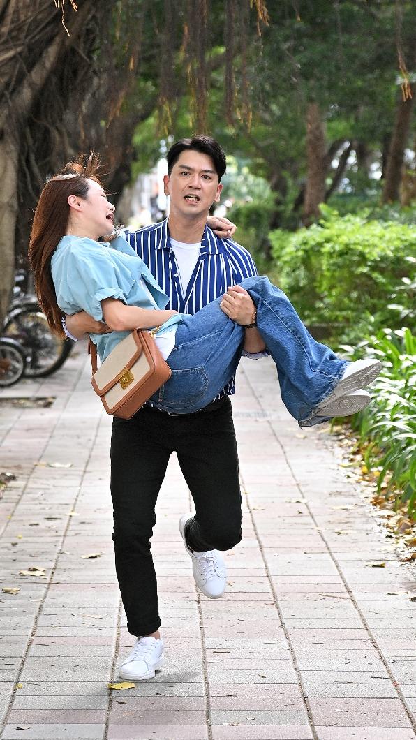 潘逸安抱著茵芙跑了一個下午。(圖/台視提供)