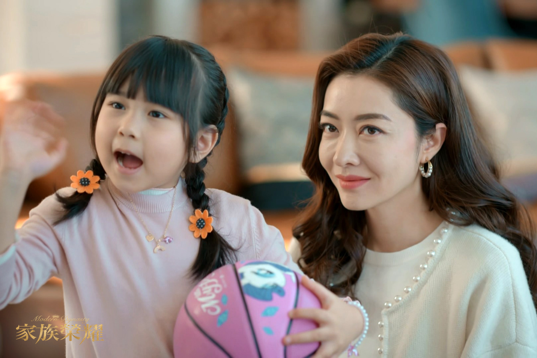 熊黛林(右)刻意將小叔與情婦生的女兒帶回家,刺激弟妹楊茜堯。(圖/TVBS)