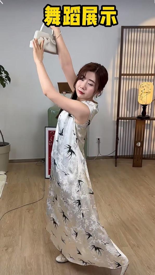 福原愛在直播帶貨中跳舞。(圖/翻攝自福原愛小紅書)