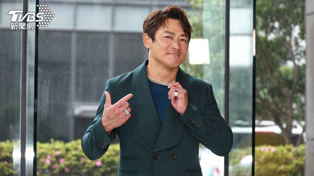 江宏恩手戴鑽戒、脖子掛金項鍊,展現劇中角色的霸氣。(圖/張哲鳴攝)