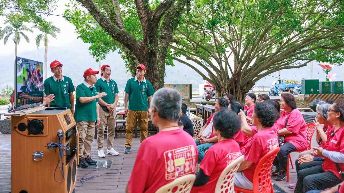 節目前進和平村,幫長者圓夢拍學士照。(圖/好看娛樂提供)