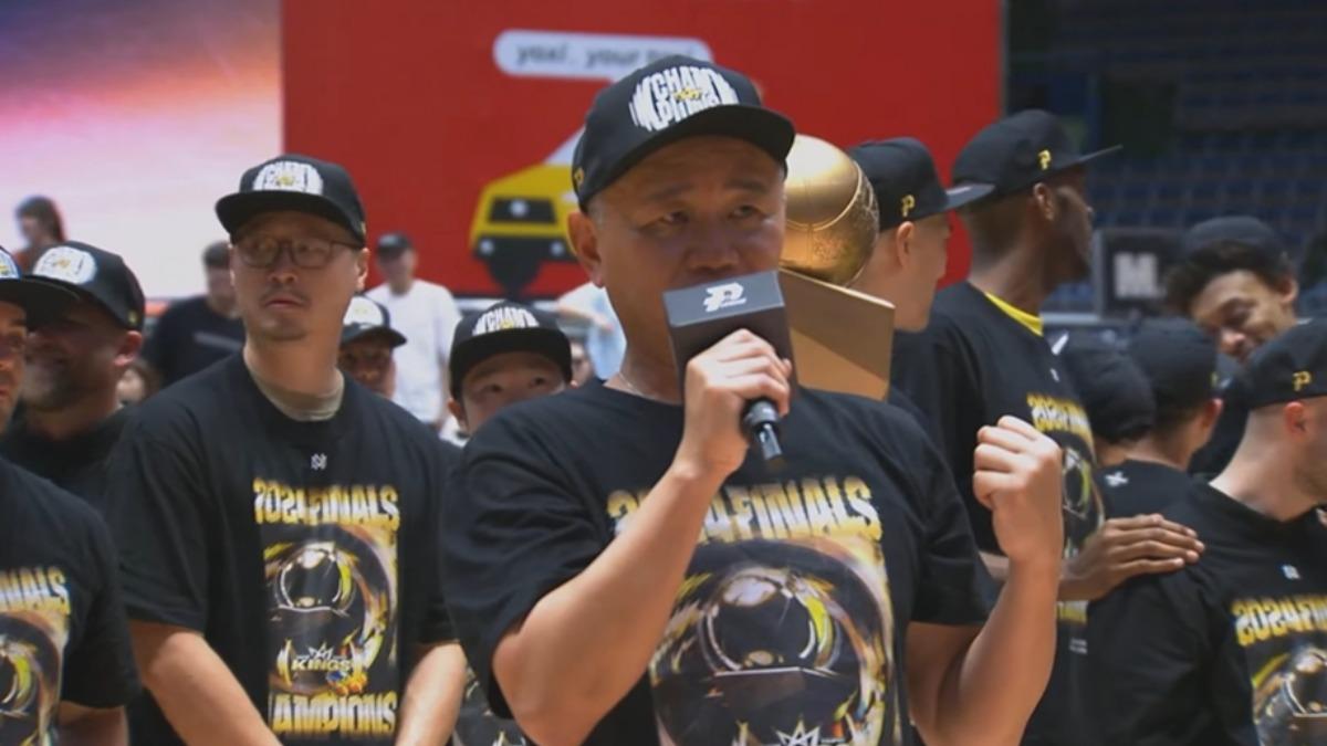 新北國王老闆王文祥宣布加碼四千萬獎金。(圖/翻攝自 P.LEAGUE YouTube)