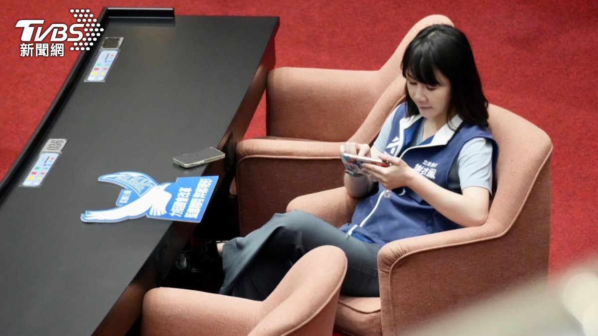 有藍委一早玩手機打發時間。（圖／胡瑞麒攝）