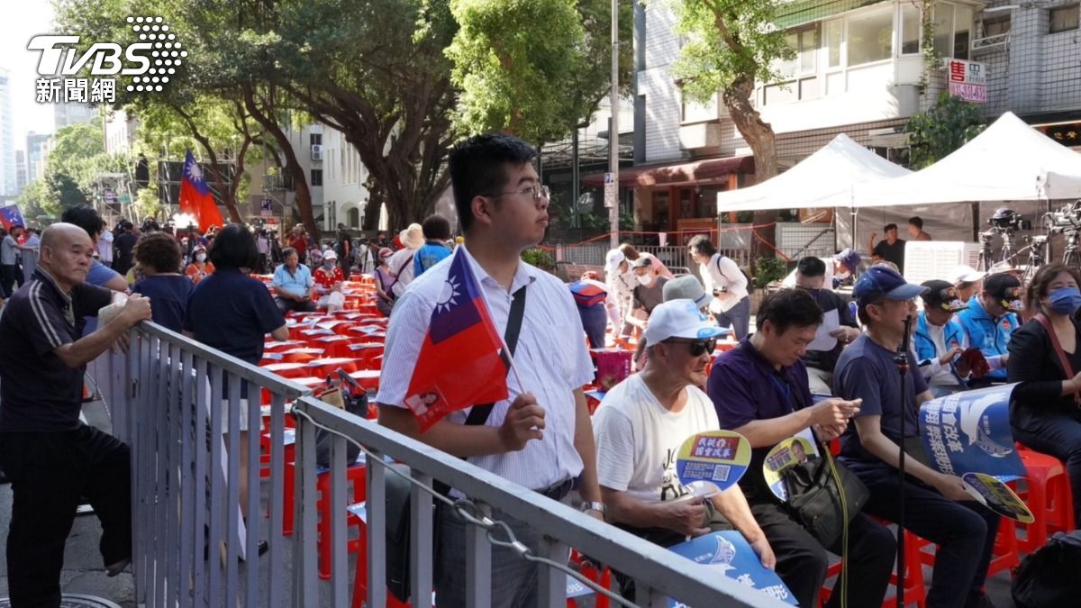 場外已經有民眾在等候。（圖／胡瑞麒攝）