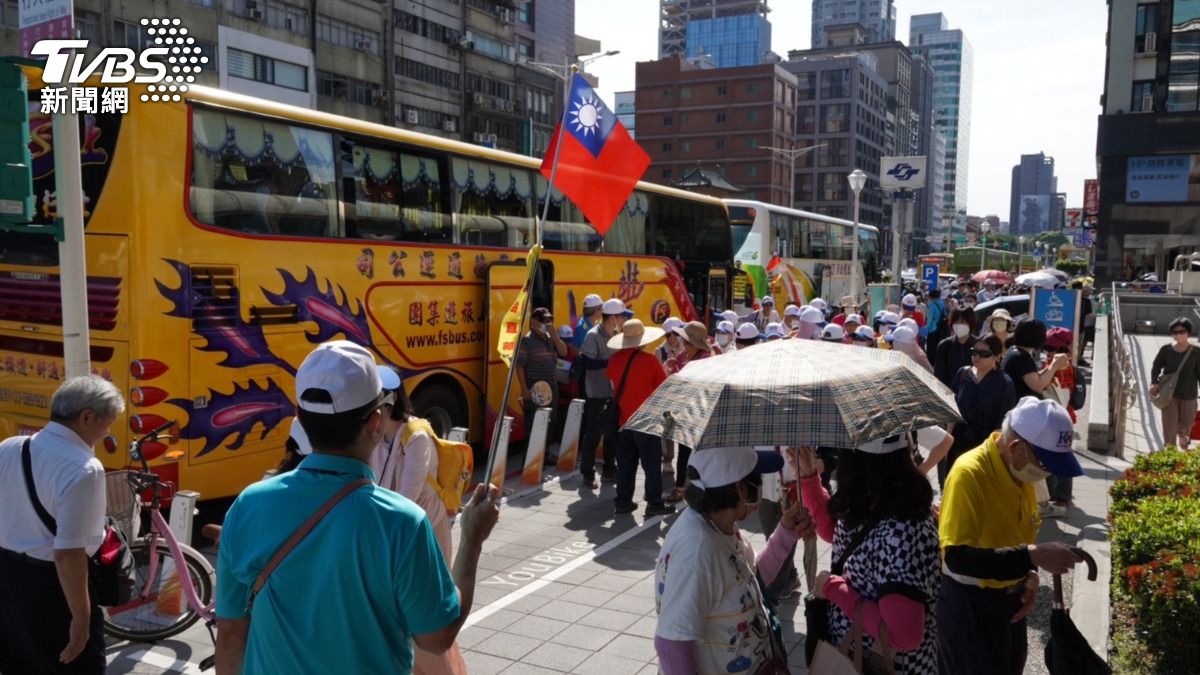 藍鷹戰青鳥！藍支持者動員遊覽車赴立院　5百警戒備