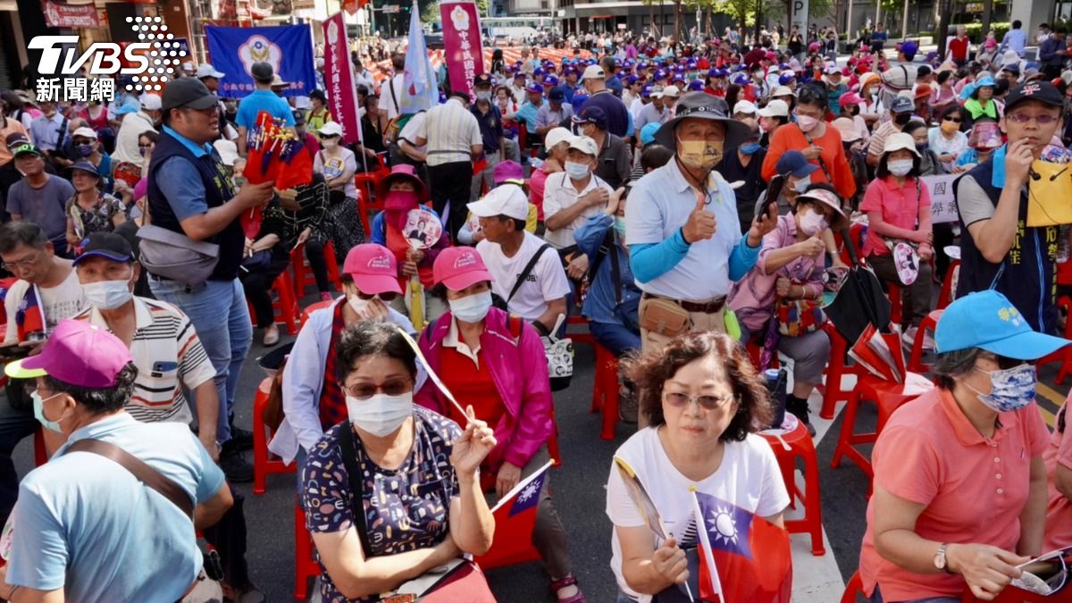 藍營支持者「藍鷹」到立法院支持。(圖/區國強攝)