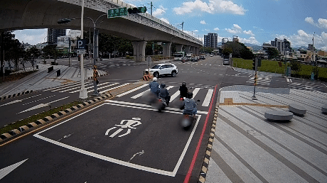 林男衝向中央分隔島,隨後倒車又明顯失控,原地大迴轉兩圈。(圖/TVBS)