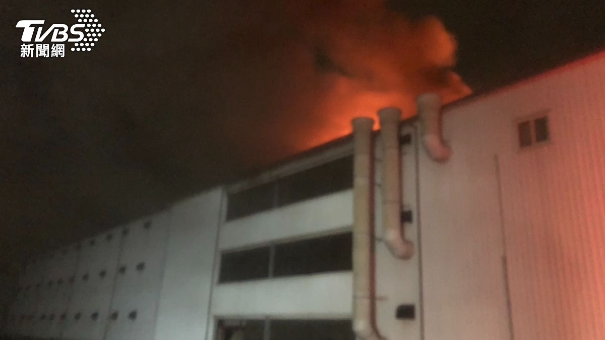 台南養雞場暗夜火警!頂樓冒火光 8000隻蛋雞險葬身火窟