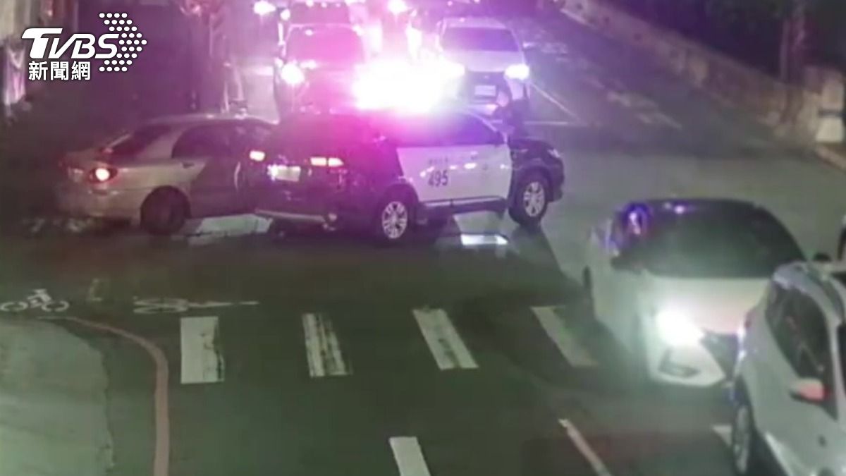 李男在路口撞車遭警方攔停。（圖／TVBS）