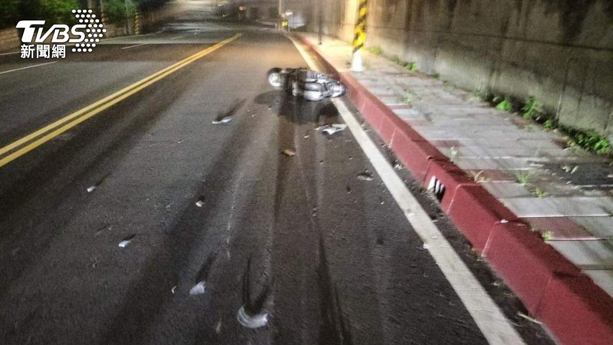 羅男在路旁休息約一分鐘,接著就被肇事轎車高速衝撞。(圖/TVBS)