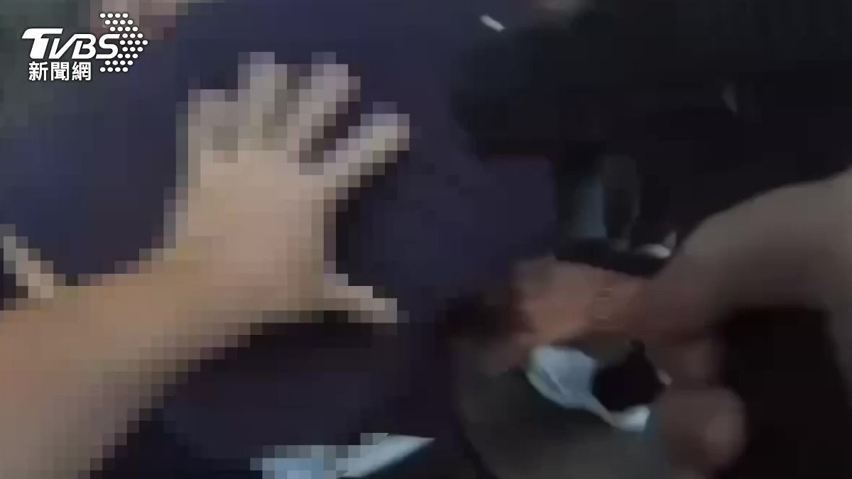 警方逮捕詐騙集團成員。(圖/TVBS)
