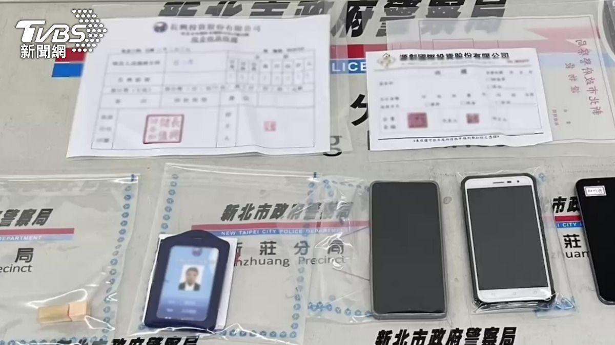 警方查獲相關詐騙證物。(圖/TVBS)