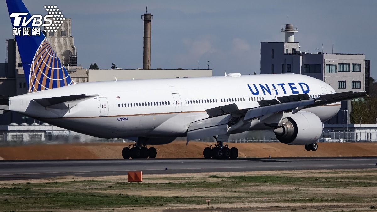 換空巴出包!聯合航空客機起飛爆「異常噪音」 引擎零件掉落急折返
