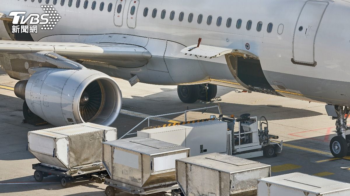 聯合航空聲明指出,他們在跑道上發現一塊掉落的「隔音外襯」,為飛機引擎蓋內的零件脫落所致。(示意圖/達志影像Shutterstock)