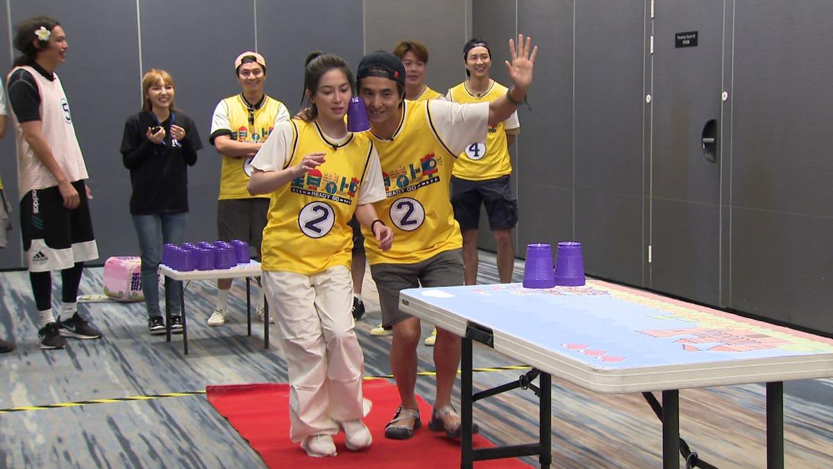 王少偉(右)和許藍方玩遊戲眾人起鬨把現場變婚禮。(圖/台視提供)
