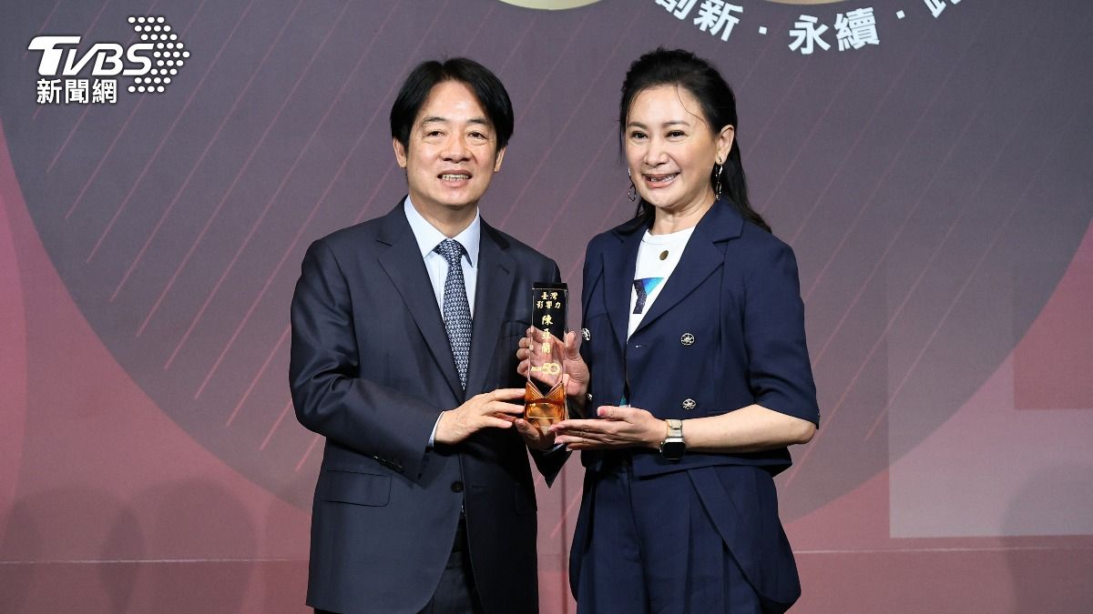 陳亞蘭(右)在總統賴清德手中接過「台灣影響力人物」獎項。(圖/張哲鳴攝)